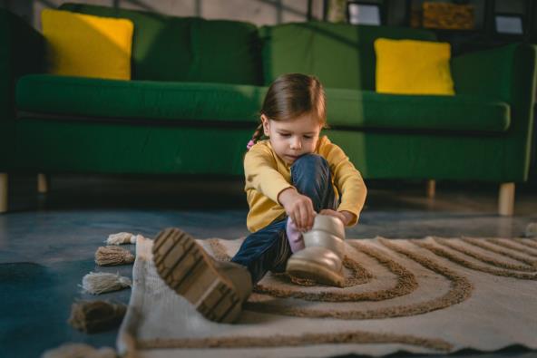 Devojčica obuva čizme