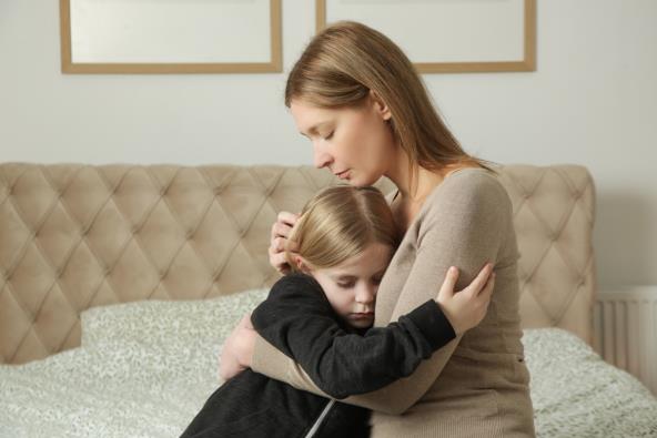 Mama grli tužno dete