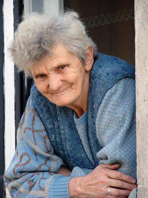 Usamljena starija žena na prozoru