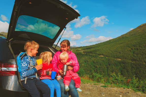 Mama sa decom sedi u gepeku kola i piju čaj