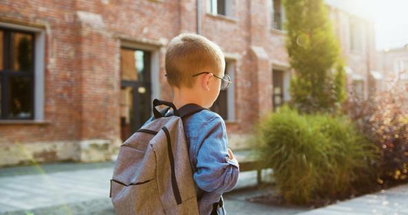 Dečak ide sam u školu