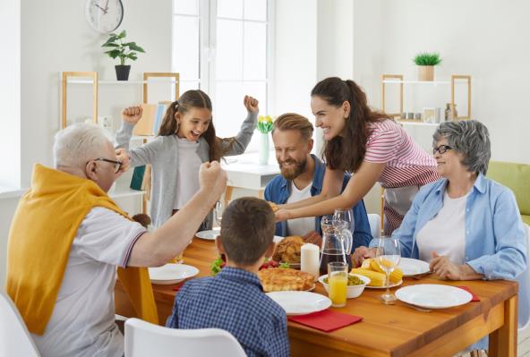 Velika porodica na okupu za stolom