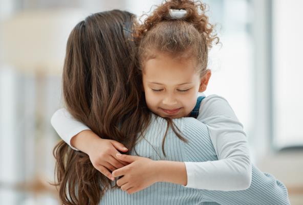 Devojčica grli mamu