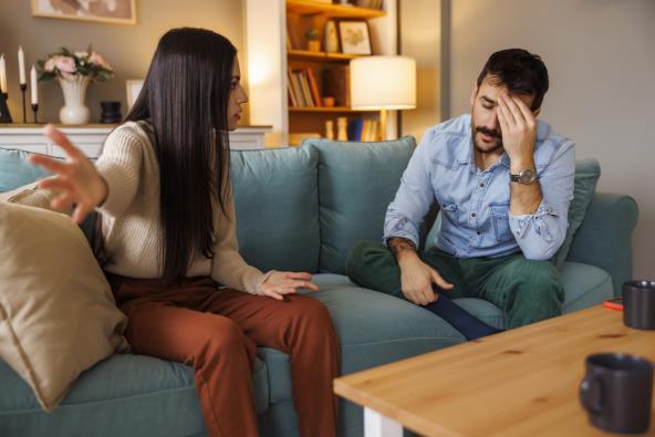 Par se svađa na kauču