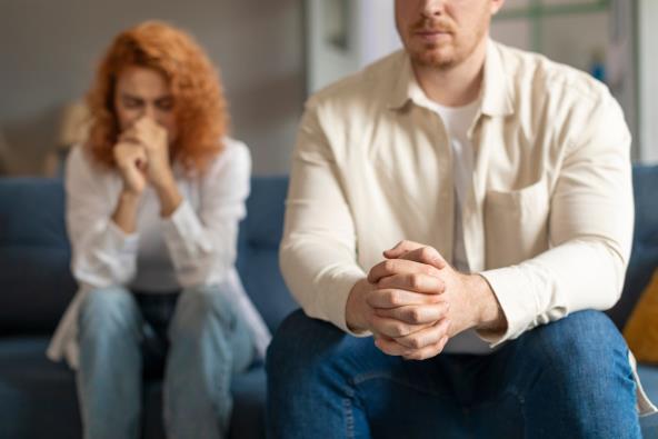 Žena plače nakon svađe sa muškarcem