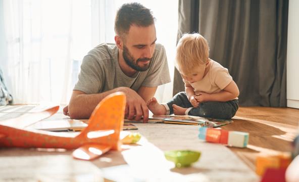 Tata čita detetu knjigu