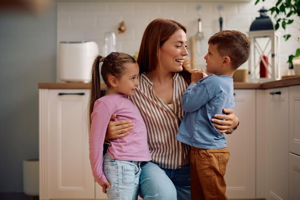 Nasmejana mama sa decom kod kuće