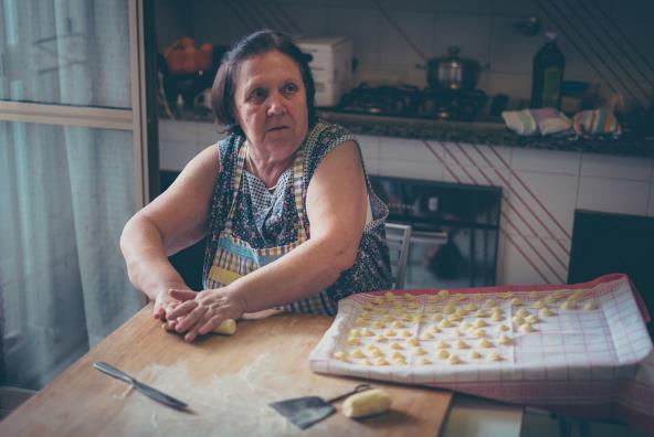 Starija Italijanka sprema testeninu