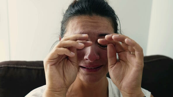 Žena briše suze