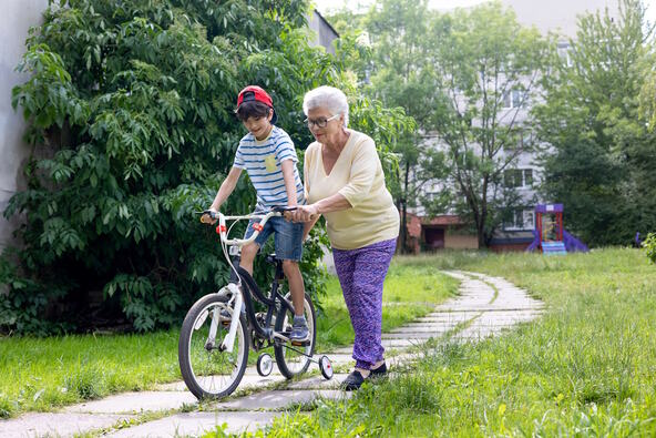 9 rečenica koje unuci pamte od baka i deka