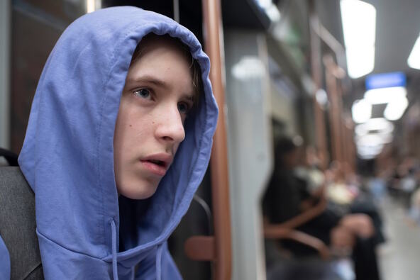 Tinejdžer s kapuljačom na glavi