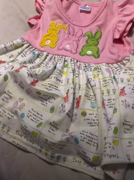 Neprimerene poruke ispisane na dečjoj haljini