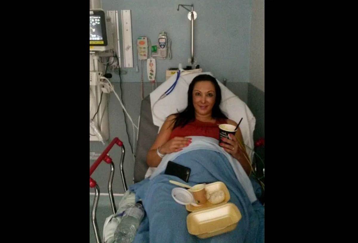 Mama Nilufer leži u bolničkoj postelji sa hranom na nogama