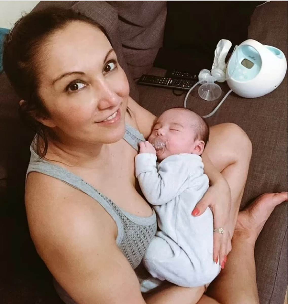 Mama Nilufer drži uspavanu bebu u naručju