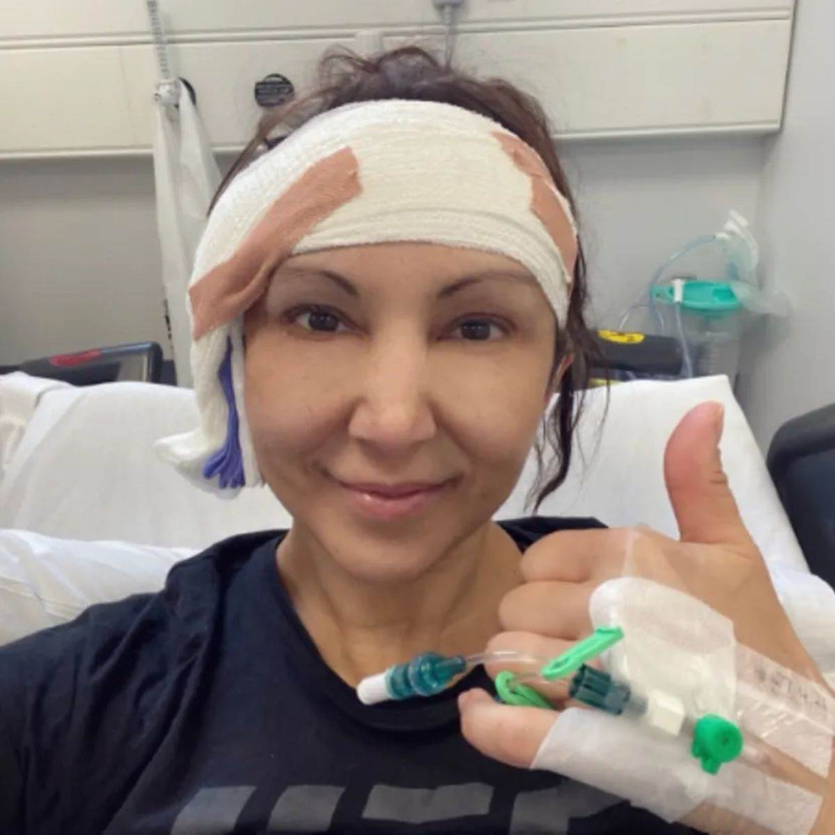 Mama Nilufer sa zavojima na glavi i kateterom u bolnici