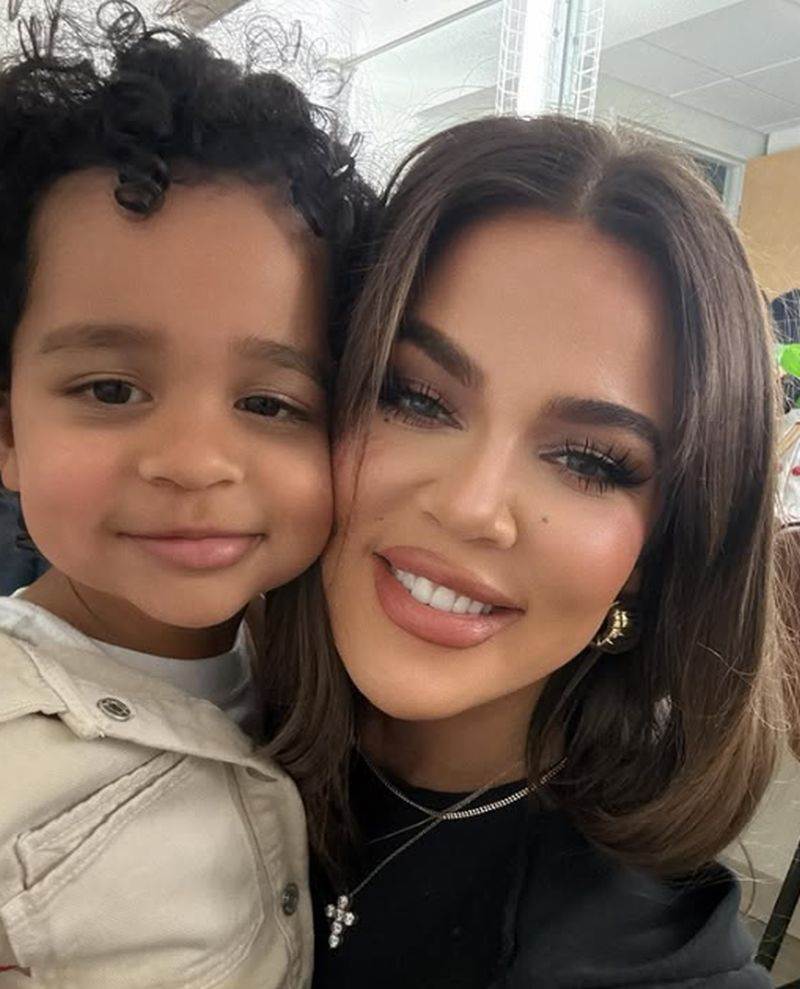 Kloi Kardašijan sa detetom.jpg