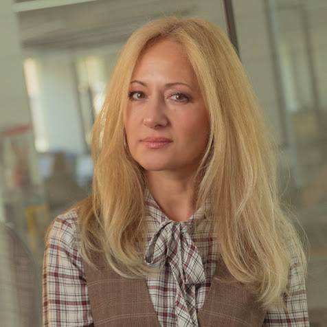 Više od dve decenije u medijima pokriva široki spektar magazinskih i lifestyle tema – od zdravlja, psihologije, mode i lepote, preko putovanja i kulture, pa do svih aspekata savremenog života. Nakon dugogodišnjeg uredničkog rada u štampanim izdanjima, svoje iskustvo prenela je i na web medije, gde vodi i kreira sadržaj prilagođen dinamici digitalnog novinarstva. U MONDU od 2019, a od 2020. na poziciji performans urednika magazina u portfoliju.