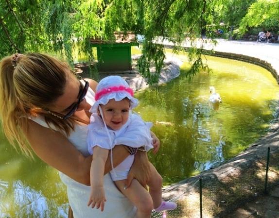 biljana-i-emili-tipsarevic-u-letnjoj-setnji-foto