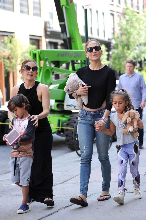 dzenifer-lopez-plisani-meda-kao-modni-detalj-foto