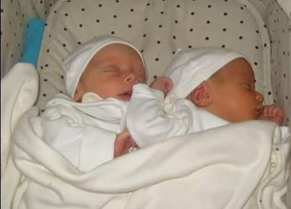 neverovatno-da-li-biste-pomislili-da-su-ovi-decaci-blizanci