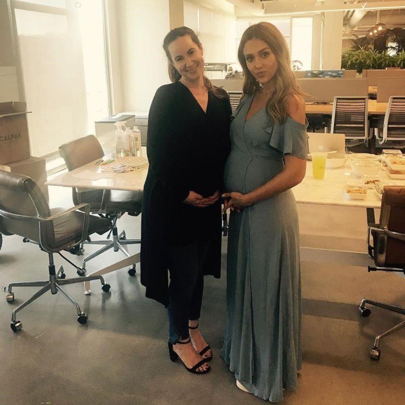 verna-lezernom-stilu-odevanja-dzesika-alba-u-haljinama-koje-bi-r