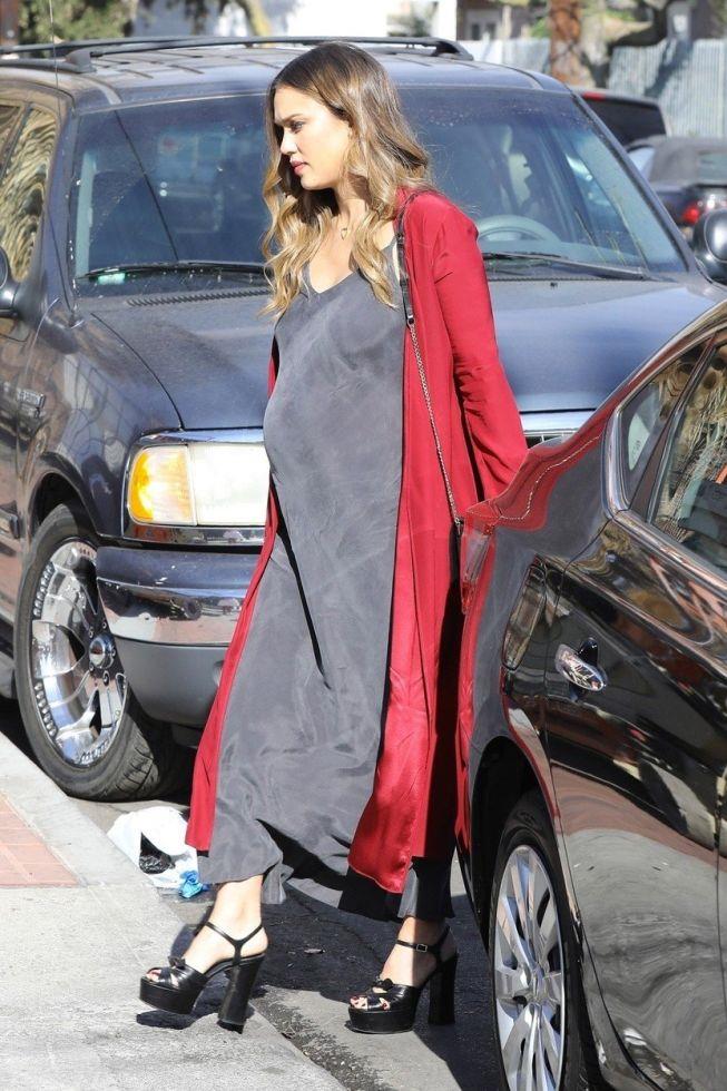 dzesika-alba-modnim-odabriom-iznenadila-fanove-i-zabrinula-lekar