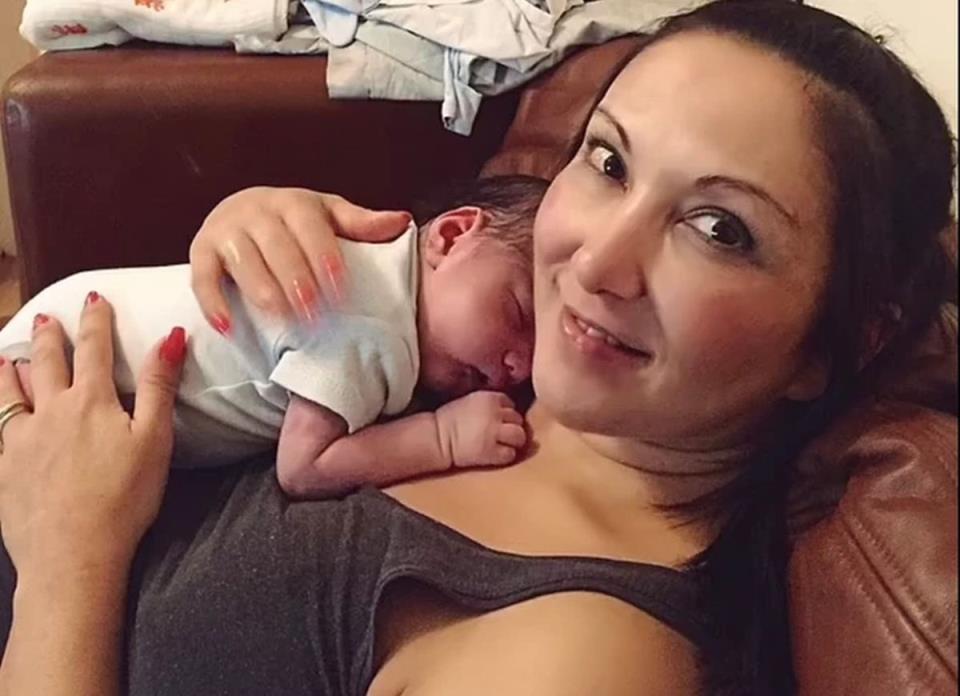 Mama Nilufer drži bebu na grudima