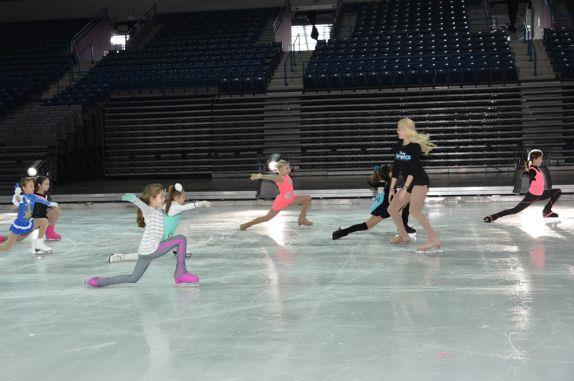 cas-klizanja-sa-cuvenom-trupom-dizni-na-ledu