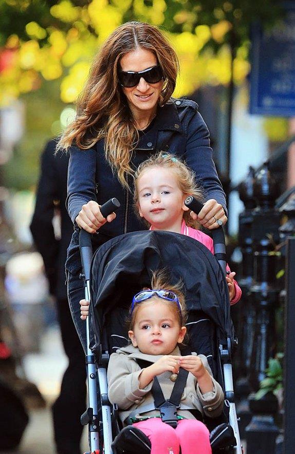 foto-vest-sara-dzesika-parker-uziva-sa-svojim-bliznakinjama